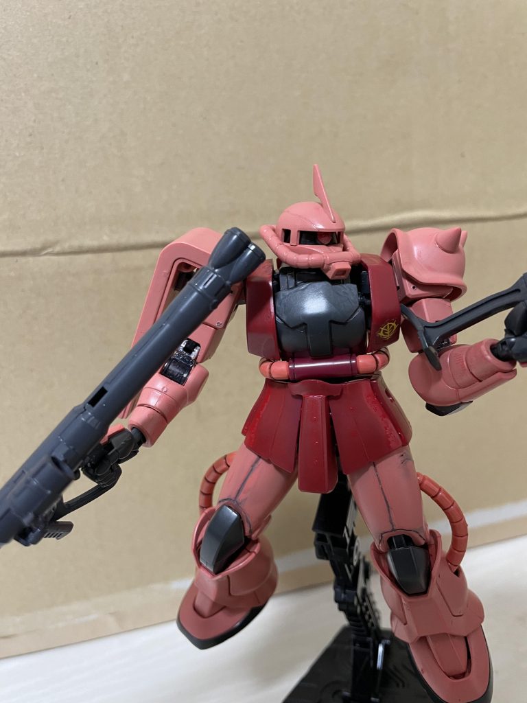 背景はダンボール塗装ブースでの撮影でした。一応デカールとか貼っていたり。モノアイやスコープはガンダムマーカーで色塗り。