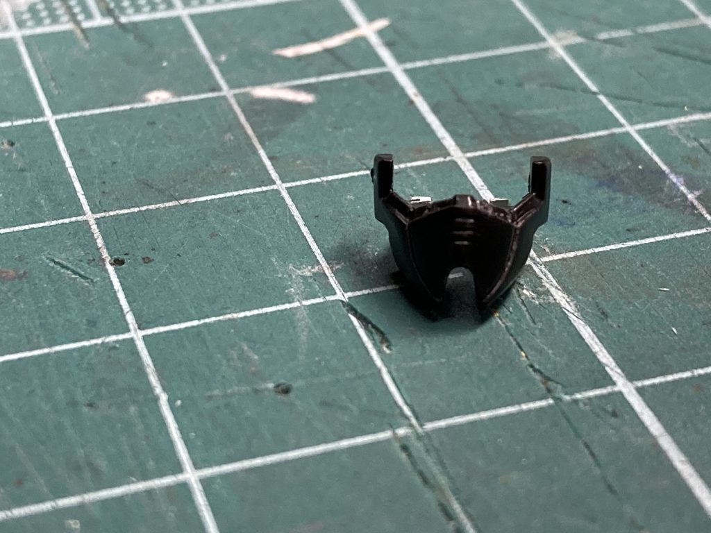 接着後にガタついてる部分を水性の白サフで筆塗りし、ヤスリをかけるといったことを繰り返し、最後に黒サフを吹いて確認しました。問題なかったので白を塗装し、耐えました。お陰でスキルアップできました。