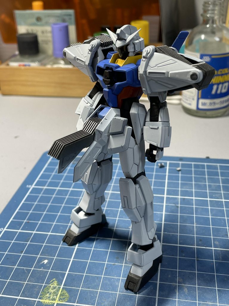 本体。股間と肩に増加パーツ。股間はブキヤのフィンパーツ、肩はジェミナス用強化ユニットの一部を使用。ちなみに脚部のブースターは取り外しできないです。着脱可能にすると強度問題がクリア出来なかったので...