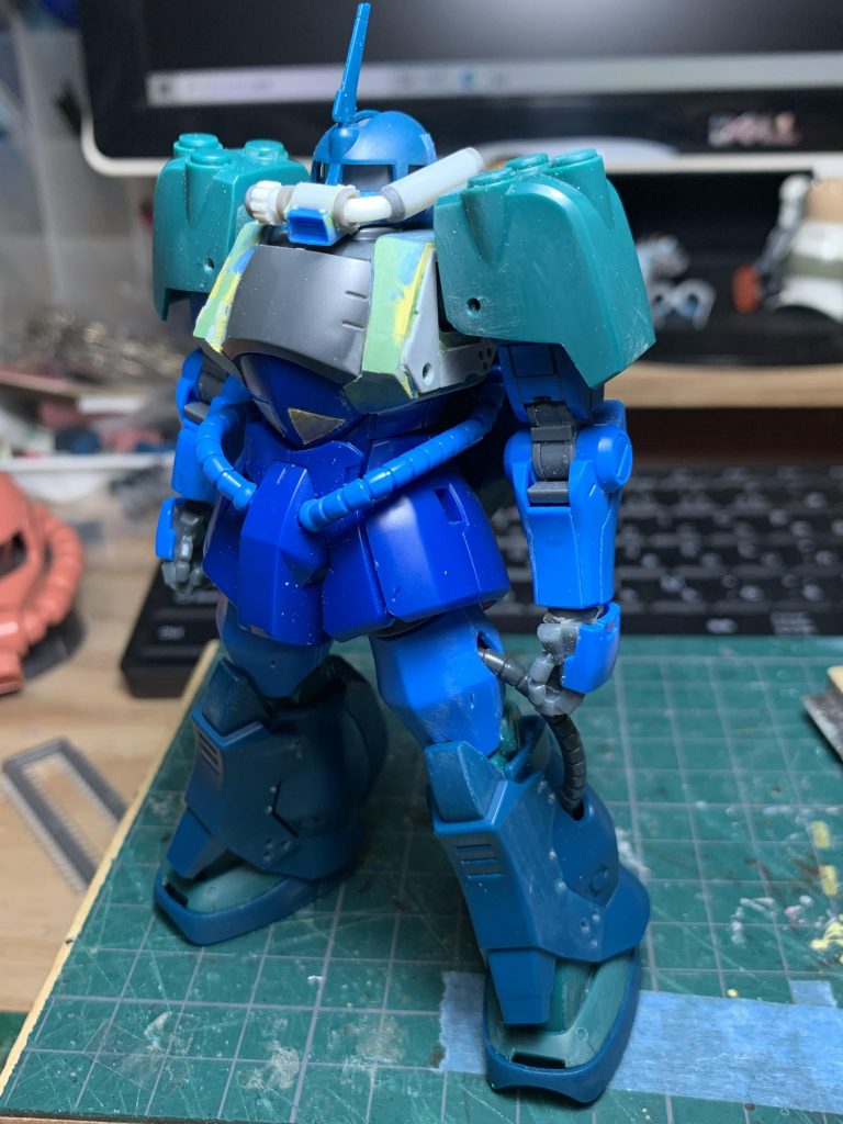 脚部もグフらしさを取り入れたいため、太腿をグフに。あえて動力パイプも取り付けています。