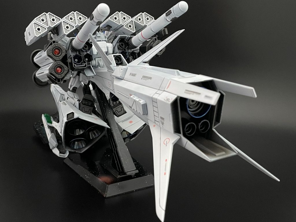 背部はアームドブースターとなっておりほとんどの武装が集約された武器庫とも言える装備となっており、本体腰部と接続されている。ギャプラン用ブースター(使用しているのはプレバンの単品発売版)を軸に様々な武器を取り付けています。