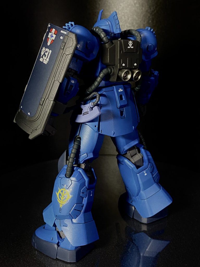 バックショット。ふくらはぎにデカいジオンマークとシールドにランバラルのエンブレムを追加。