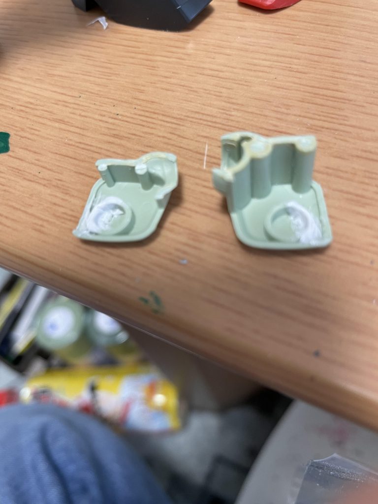 合わせ目消しのやり直しと各部補強作業をこんな感じでパテを盛ったりでまあまあ手間はかかりました。