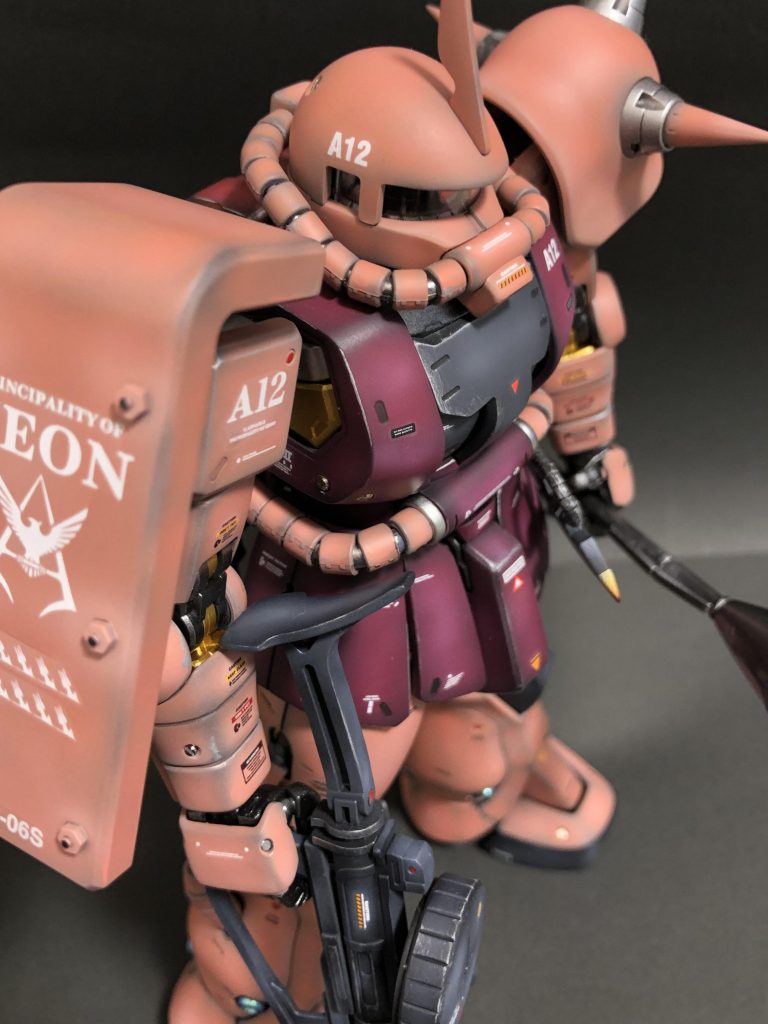 エッジにはシルバーでドライブラシを入れて塗装剥げを演出。武装にも少し強めに入れて使用感を出しました。シールドは平面で単調な気がしたのでリベットを接着しました😁