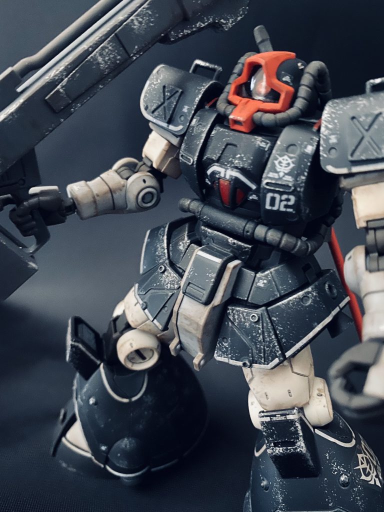 続きまして腰回りですね。前掛けは厚みが無いというか、試作実験機なので綺麗すぎると思ったので、プラ板工作で追加してリベットをつけました。横穴はいらないので、金属のワッシャーで埋めて同色に塗り替えました。