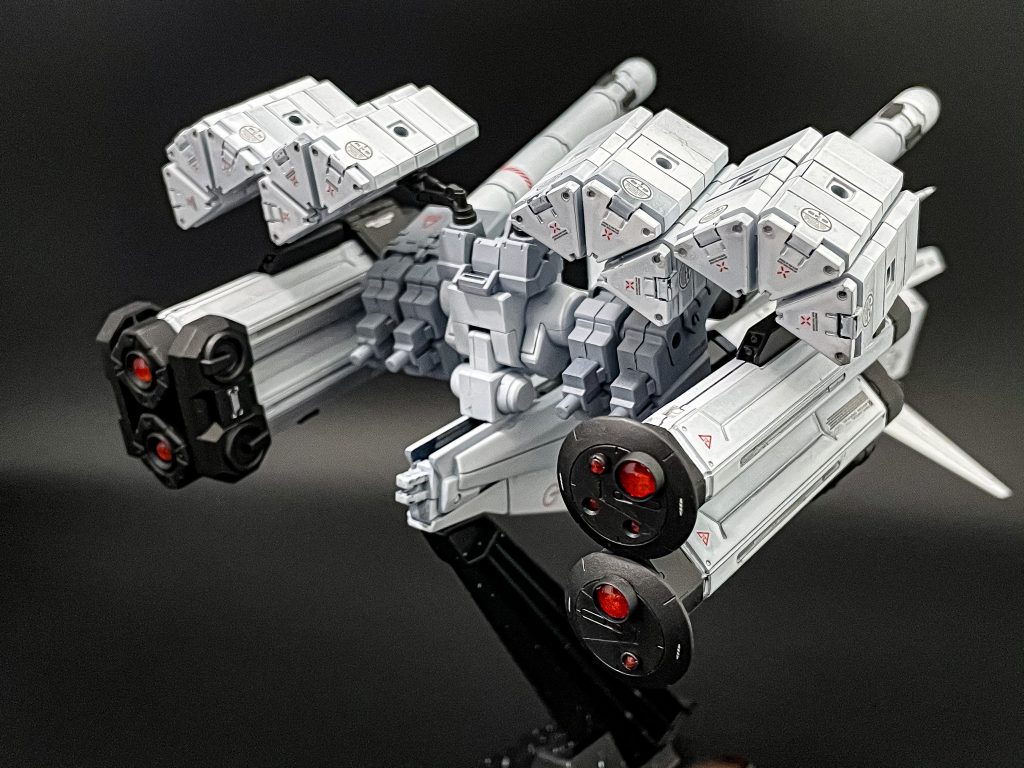 キャノン折りたたみ。内側にはレンズを仕込んだのでセンサーのようになります。キットのままだと接続位置的に上側から振り下ろすように展開されるのですが、そうなるとコンテナと干渉するため下側から振り上げて展開できるように改修しました。