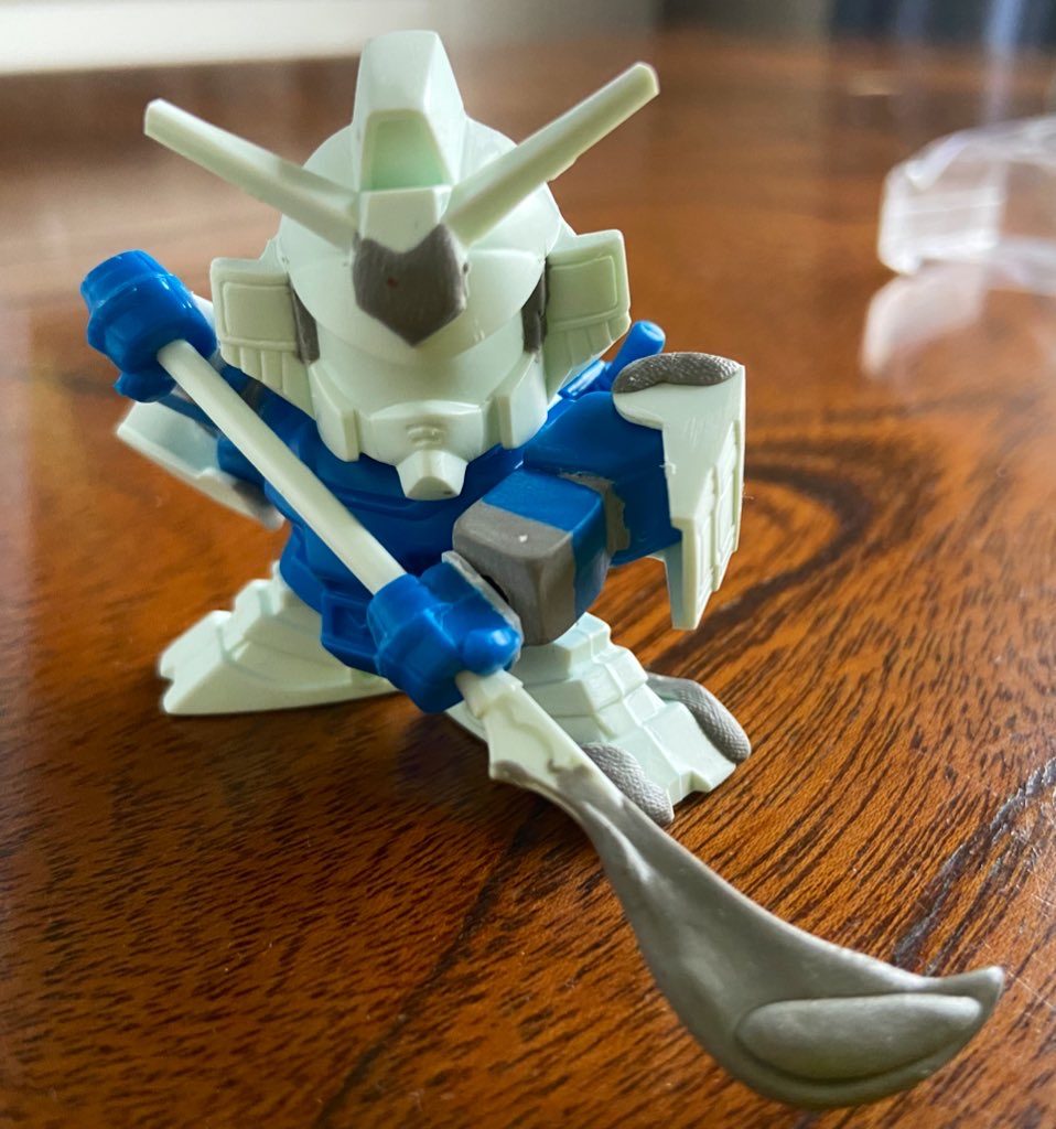 左前腕を整形した際、やはり左足のボリューム不足、槍のしょぼさが気になったのでそれぞれボリュームアップ。拳は後で辻褄合わんと困るのでロール軸化してます。肩の鎧、目の長さを埋めて、ツノの五角形もボリュームアップ。ボディはだるだるですがなんか可愛いのでこのまんま走る。笑