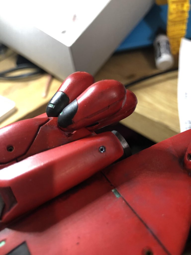 各部の丸モールドはくり抜いてメタル風ビーズをはめこんでいますメタルパーツぽく見えるのに100個以上入って200円というお得さ！気になった方は是非手芸店へ