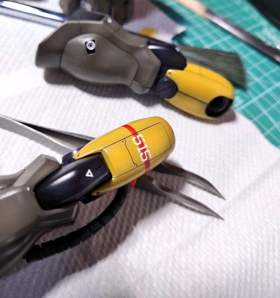 マスキングでラインを入れて、上からデカールを並べました。