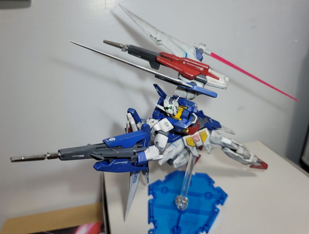 ハイパードッズライフルを撃ちながら突撃距離を詰めてビームサーベルで切りかかろうとしている図付属のスタンドはパーツ収納用としては非常に有能なんだけど角度を付けられないのは玉に瑕なんだよね……