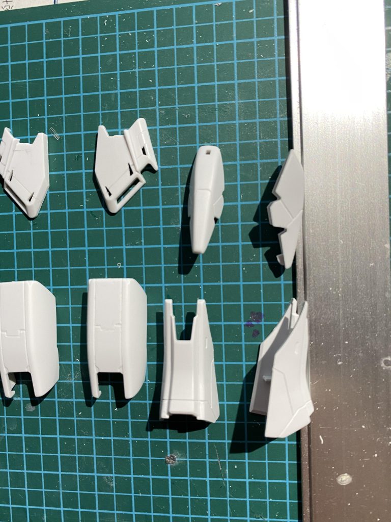 スジボリは下半身のみ。もとのディテールに合わせた感じで。