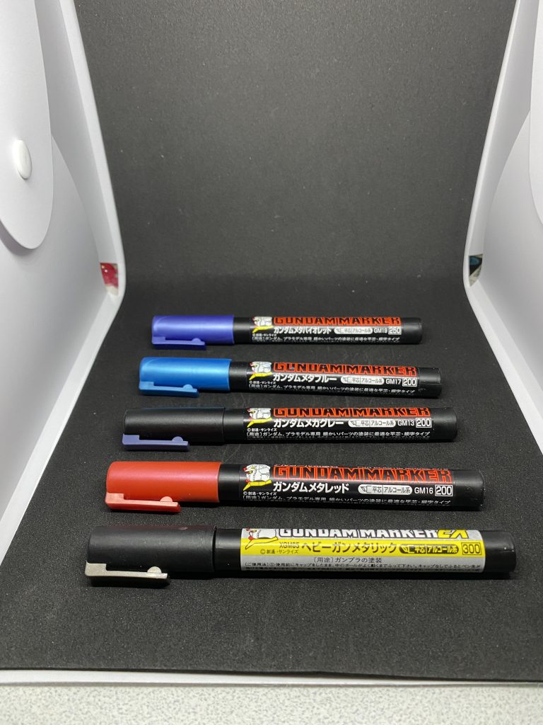 色分けですメカグレーはバックパック、関節等ガンメタリックはビームライフル部分です