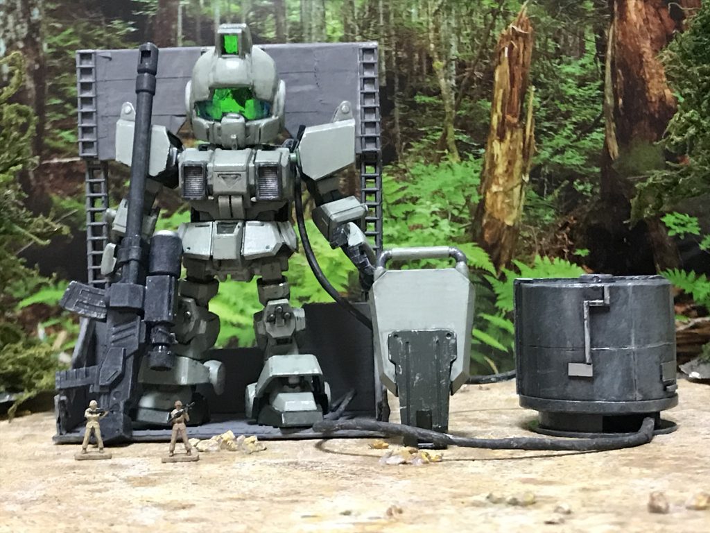 頭はジムから、体は陸戦型ガンダムから作り、タンクもプラ板等を使って作りました。　　　　　　　　　　　　　　　　　　ライフルは陸戦型ガンダムに付属のキャノンを加工して作りました