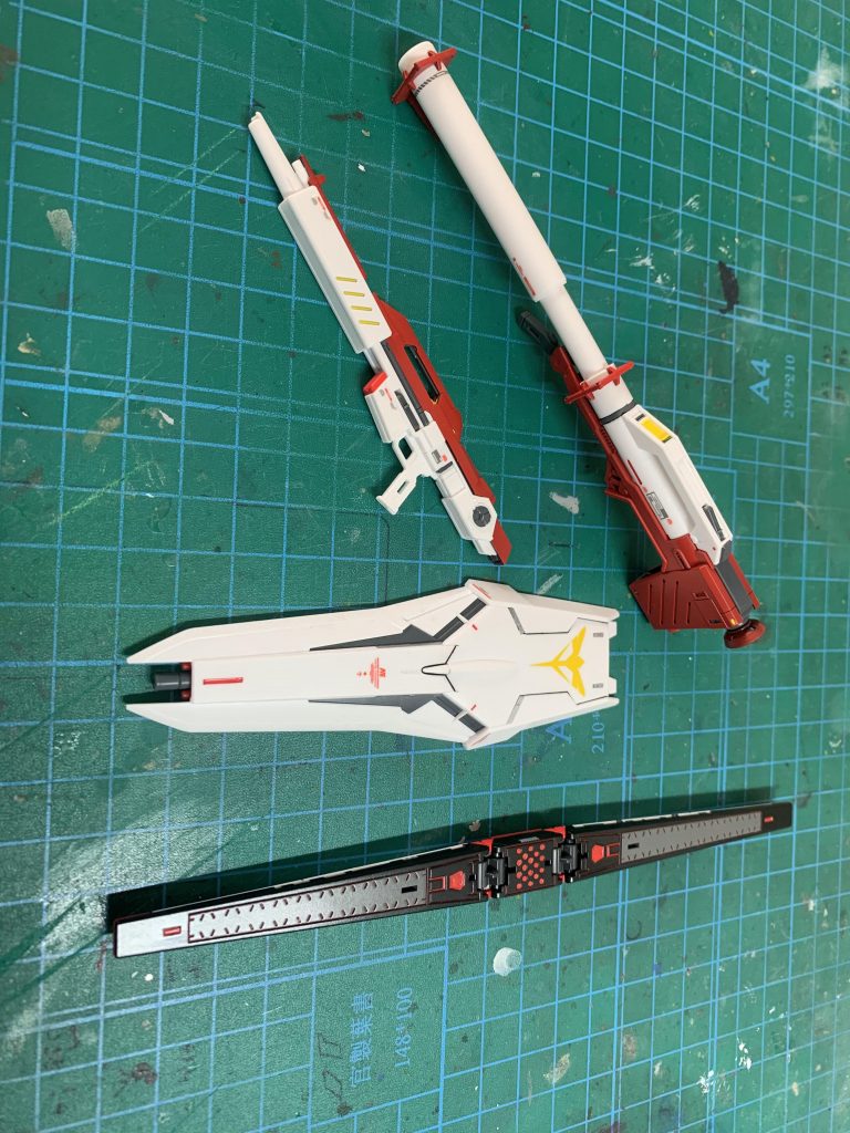 武装 フィンファンネルは塗り分けをブラックとグレーとレッドの3色で行いライフルとバズーカはイエローで部分塗装しました