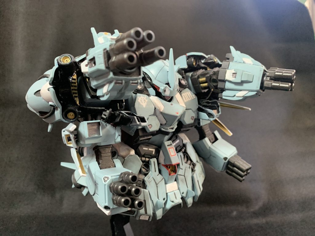 両腕を上げてサブアームも前方に展開すると物騒でかっこいいぞ!SDネオジオングは意外といい感じにディティール入ってるからちょっと弄るくらいで流用できる。フハハ怖かろう