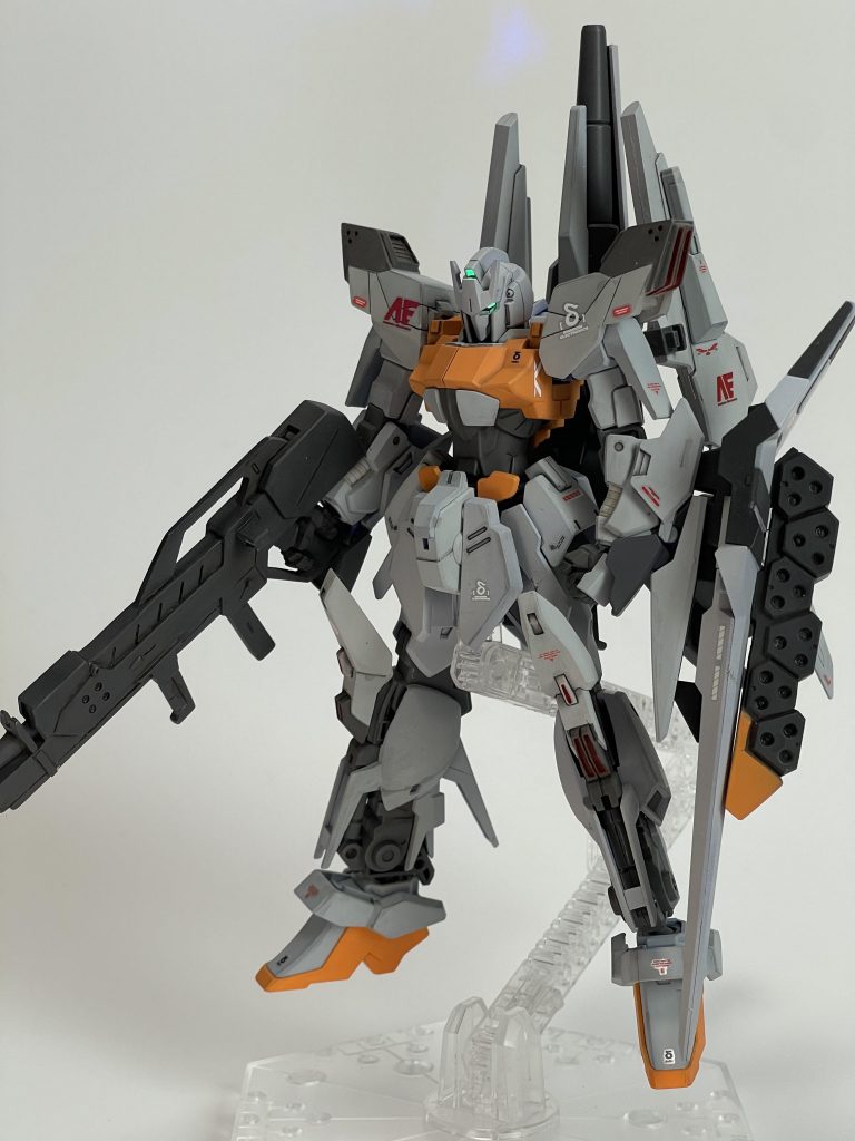 今までの写真もそうですがブラックライトと蛍光塗装でメインカメラとツインセンサーがバッチリ光っております。頭部は百万式のメットと顔にデルタのツノという構成なんですが、百万式の目って黒塗り前提で目のモールドがないので塗り分けに困りました。結局、RGνに付属する緑色のカメラアイ部分だけ独立になっているリアリスティックデカールを爪楊枝で蛍光塗装して一晩よく乾燥させてから貼り付けました。シールって一時期は邪道として個人的に嫌っていたんですが、ブラックライトで発光演出する観点では反射率が高く、わずかな光の当たりでもとてもよく光ってくれるので割と助かります。