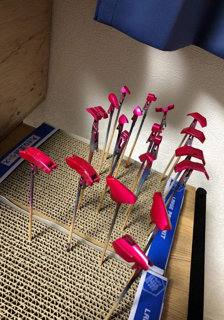 ここからは製作行程です。まずはビビットなラインから…こちらはガイアカラーのマゼンタと蛍光レッドて調色しました。