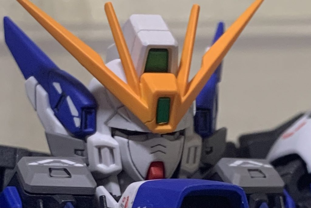 完成して写真を拡大して見たら、クラックが入ってました(泣)タミヤのスミ入れ塗料.蓋についてる筆の柄の部分が意図せぬ場所に当たって、知らない間にパーツが塗料まみれになる事故が多すぎ…