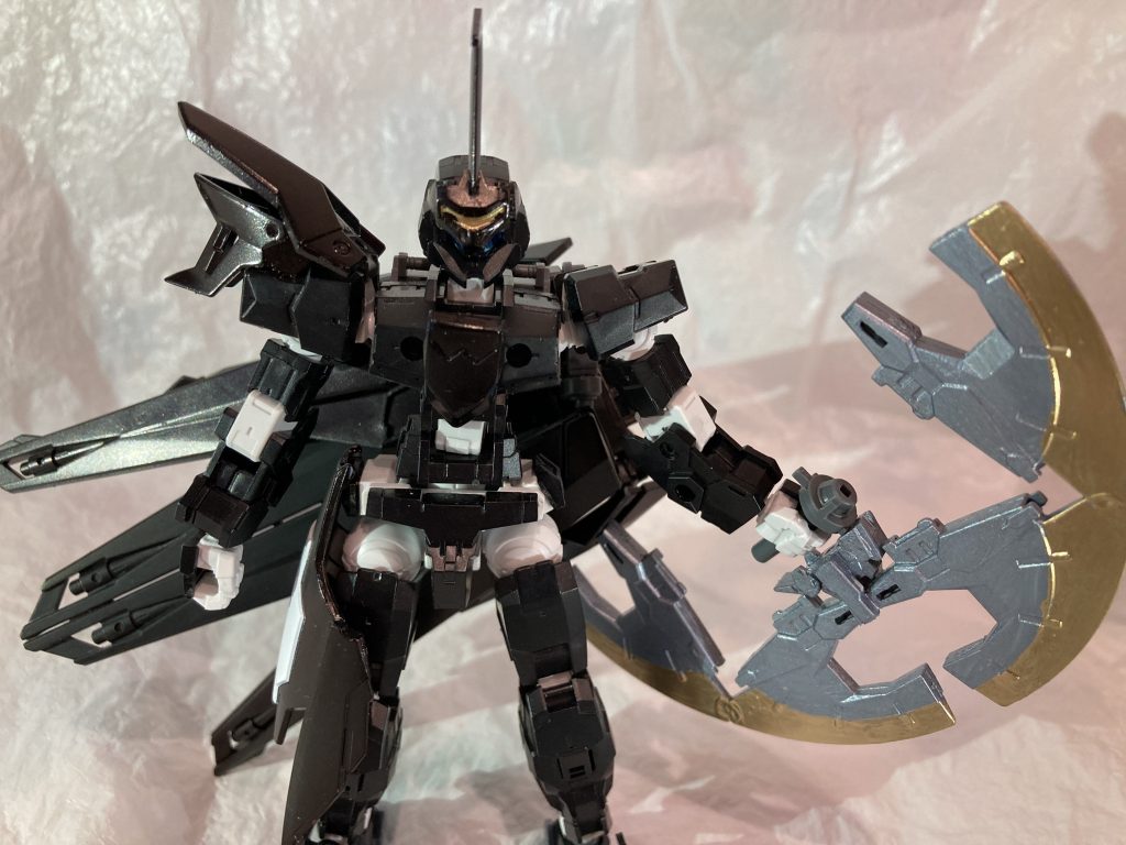 左肩のシールドを背部に折り畳み、背中の半月状のユニットを装備。これは弓として機能するユニットで、長距離射撃が可能となる。