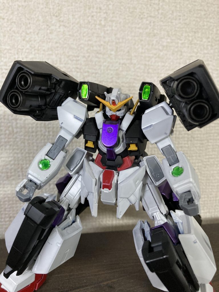 頭はヴァーチェにセラヴィーの角を本来バックパックにあるGNキャノンは肩に装着フロントスカートはヴァーチェのものにジャンクパーツを貼り付けてボリュームアップ脚はアヴァランチエクシアにセラヴィのサイドスカートを2セット使い作成