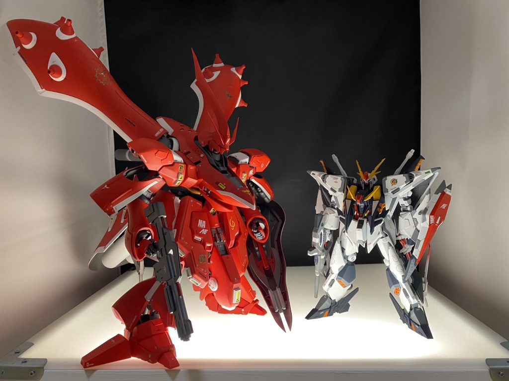 クスィー君と。サイズ感おわかり頂けるかと思います。完成イメージが「普通のMS体型」以外、纏まらないまま、使えるところを使っていこう、でやった結果細かい部分で修正に継ぐ修正でした。特にフロントアーマーはイメージからだいぶ離れました。サイドアーマーはナイチンゲールの脚部使用してます。