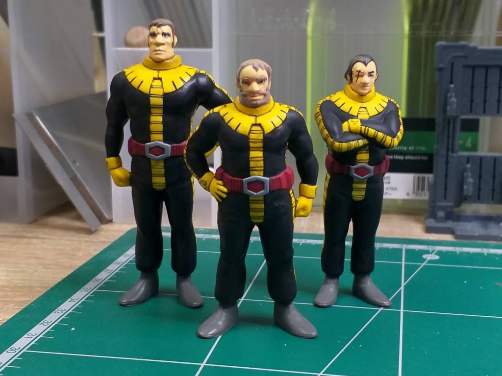 恥ずかしながら1度も手を出してこなかったこのMGのオマケのフィギュアに初めて手を出しました。ヒケこそありませんが、合わせ目消しやパーティングライン消しなども、アサフレックス(?)という柔い素材の前に膝を折り「妥協」しまくるという事になってしまいました。パーティングラインすらキレイに消し切れていない状態です。後で模型仲間の方に「冷凍庫でカチカチにしてやると、ヤスリ掛けがキレイにできる。」と教えてもらいました。…つ、つぎからはそうします。(-_-;)