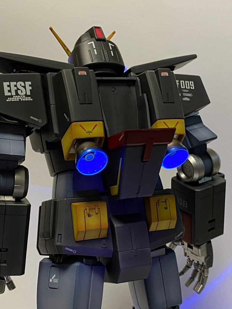 バーニアは焼け塗装と内部は蛍光ブルーで再現