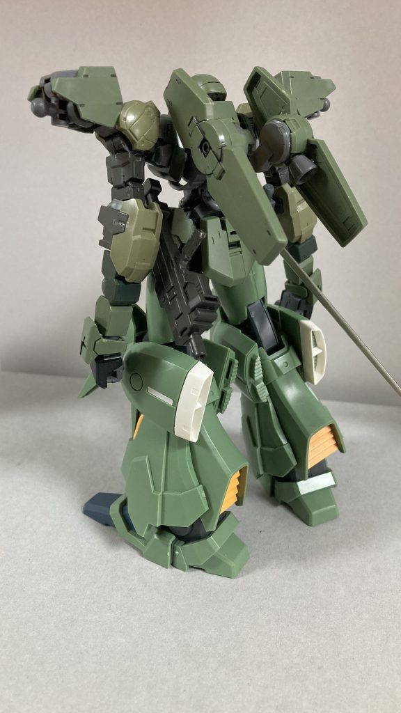 バック鉄血の機体は無骨なものが多いので30MMとの相性が良いですよね