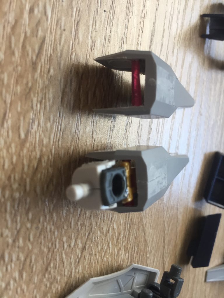 肩はビームサーベルをつっかえ棒代わりに差し込み、肩関節にはめ込みました