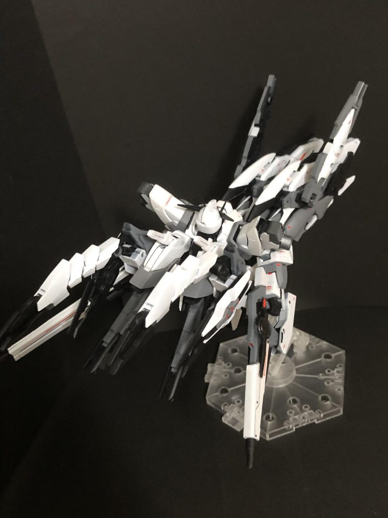 友人にこの画像を見てもらった時に「エクリプスガンダムの飛行形態みたい」って言われました…確かにっΣ(゚д゚lll)先入観のせいか全く思いつきませんでした。頭がもう少し上手く隠せたなら脚の方が先端でもカッコ良かったかもしれません。