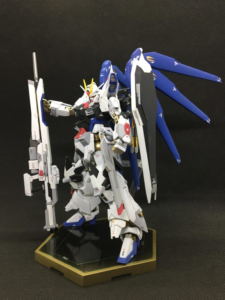 シールドはHGUCのHi-νのもので、複雑化したストライプ柄を敢えて埋めることで、シンプル化。