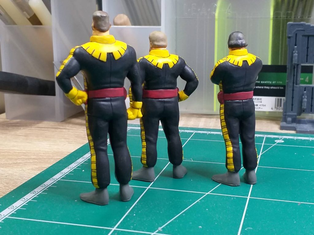 塗装は全て筆塗で、黄色がアクリジョンで、それ以外はファレフォとなっています。肌はファレフォのサンドイエロー(?)と暗いレッドで肌色を作り、それをベタ塗りした後、リアルタッチマーカーのオレンジで影をつけ、作った肌色でドライブラシをしています。白目と瞳もファレフォの白とブルーで塗っています。白目の周りはシャーペンで縁取りし、何となく形を整えました。頭髪はリアルタッチマーカーやウエザリングマーカーで適当な色を選び、濃淡をなんとなくつけて塗ってやり、最後は艶消しトップコートで仕上げました。オリジンではベルトもブーツも黄色なんですが、1stのTV版ではベルトは赤だったので赤にしました。後、色数が少ない気がしたので、バックルとブーツは設定を無視して、暗めのグレーとしました。(・∀・)