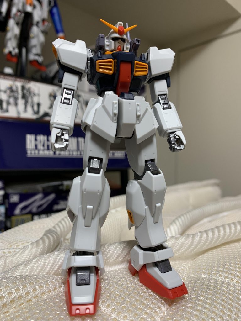 関節とイエロー部のみカラー変更して素組み。この時点ではグッとこなくて困惑してました。。