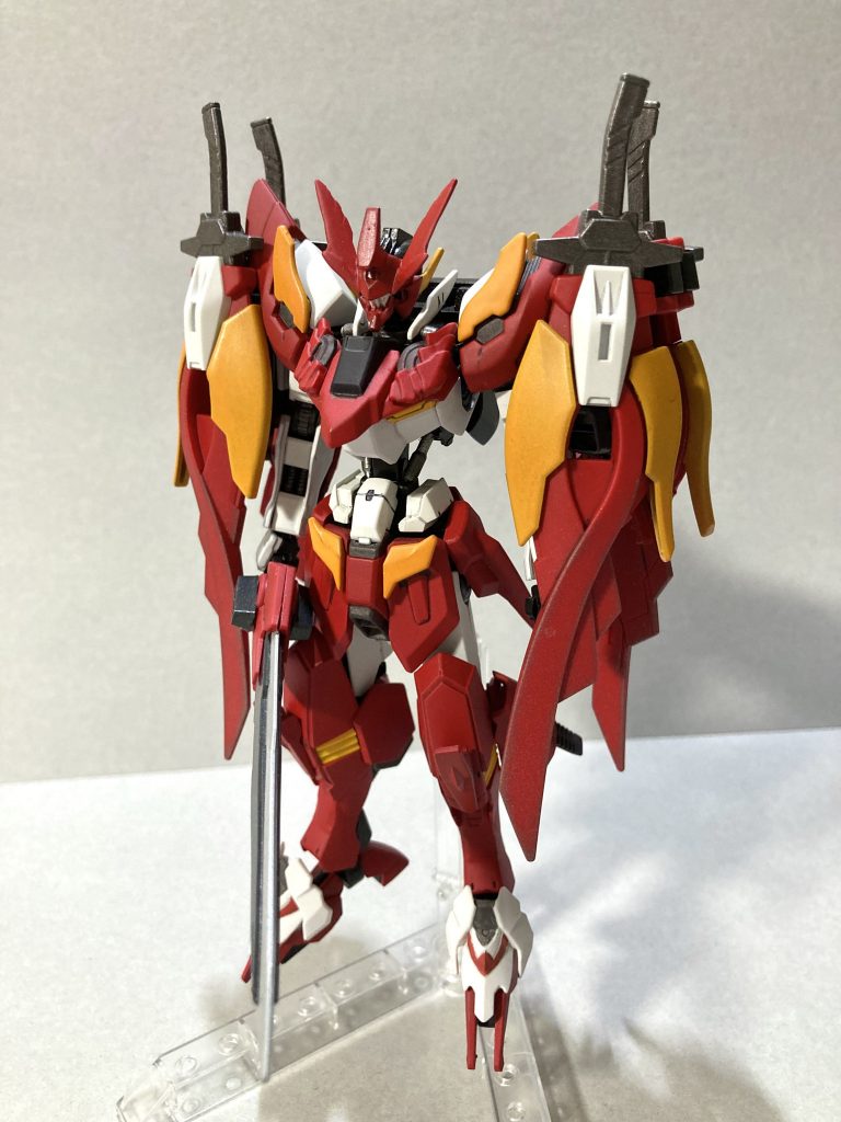 翼を折りたたんだ状態はマントを纏ったような姿となる。バスターソードの耐久性から、シールドの代わりとなることも。