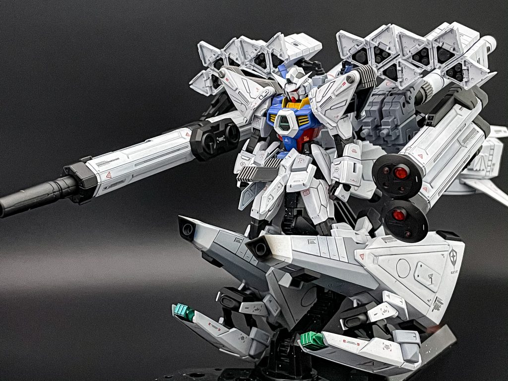 ミサイルコンテナ小型、大型の各種ミサイルを搭載するコンテナ。レドームセンサーと連動して複数の対象をロックすることで高い命中率と殲滅力を誇る他、広範囲に爆撃してステルスを展開している戦艦のあぶり出すことも可能。ハッチを展開した姿は花のようであり、この姿はウェア名のハルジオンの元になっている。こちらはコトブキヤのミサイルポッドを利用。