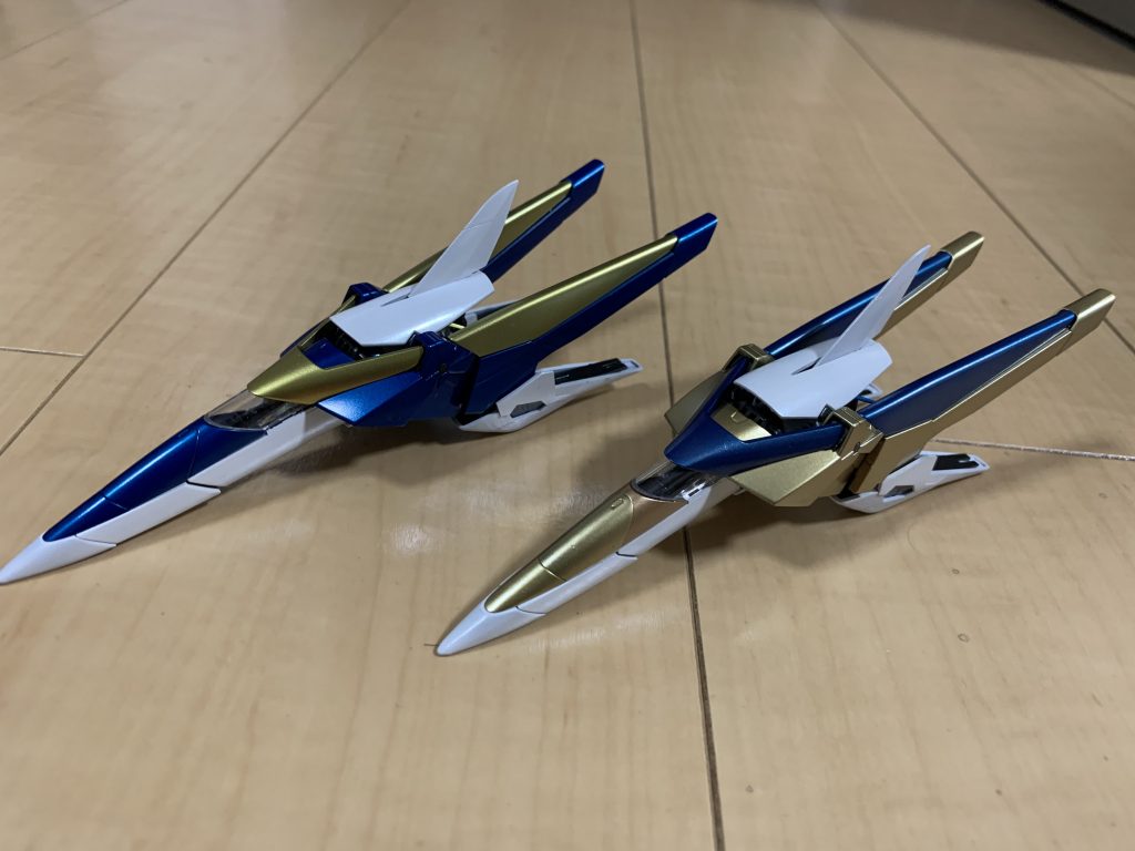 デカール貼る前のコアファイター色違いにしてみたけど、変形すると…塗装剥げるやん。ってことで、色違いのコアファイターは、そっとしてます。