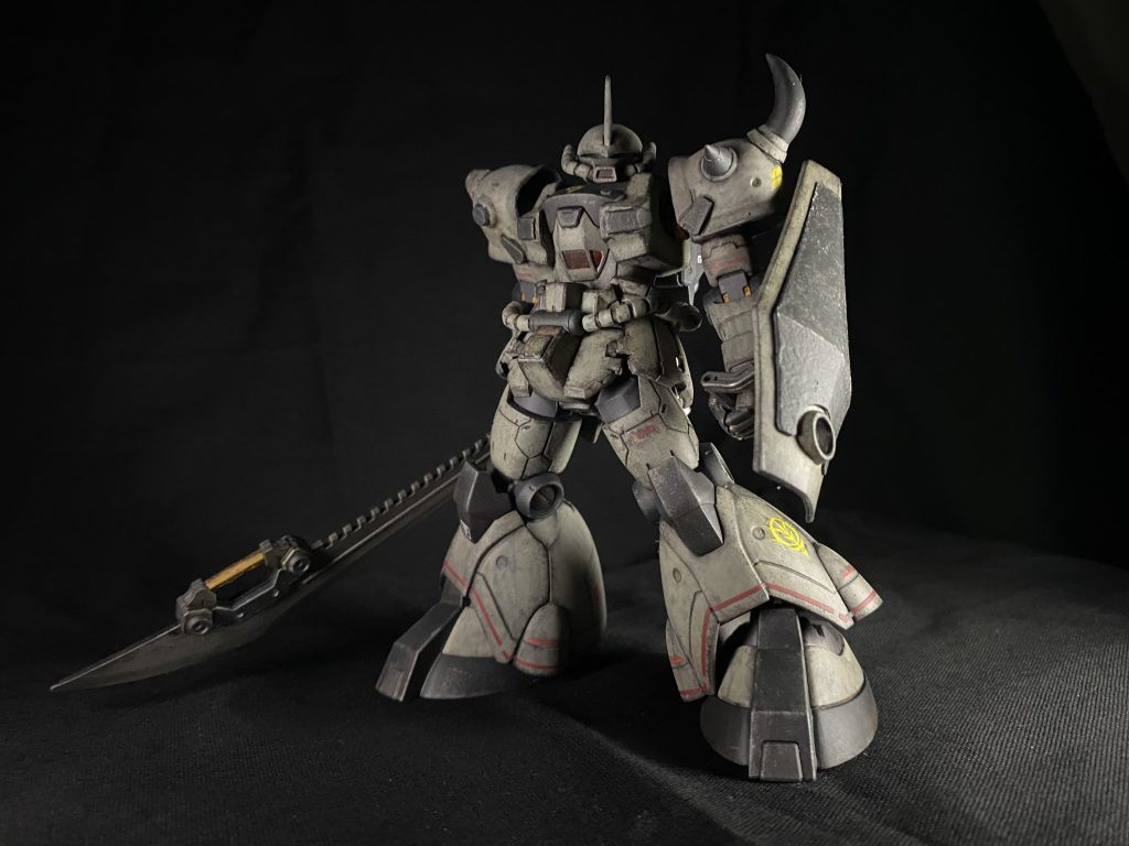 ショルダーアーマーのスパイクはビルダーズパーツから流用し、左肩の長いスパイクはリバイブグフのスパイクです。脚部をアイナザクに変えた為に足の付け根が丸見えになってしまったので、フロントとサイドの腰アーマーを2mm延長しました。ヒートサーベルはガンダムベースのシステムウェポンキットです。