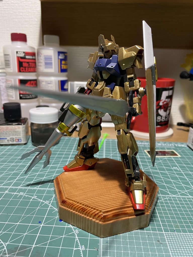 黄金の騎士–6枚目/制作者：ミノフスキー