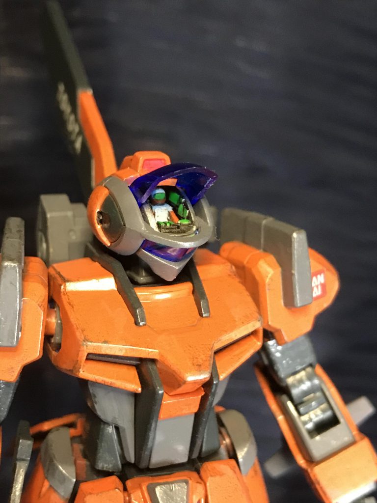 地域差で電力確保の問題があり、バッテリー駆動では心配。元々コクピットのあった腹部には社外の汎用核融合炉キットを仕込んだので(ここではそういうのが売っている。おそらく宇宙世紀のリビルト品)、頭部にコクピットを移設。※なんとなくパイロットを乗せてなんとなく塗ってます。コクピットは頭部だよなあって言う個人的思い入れです。