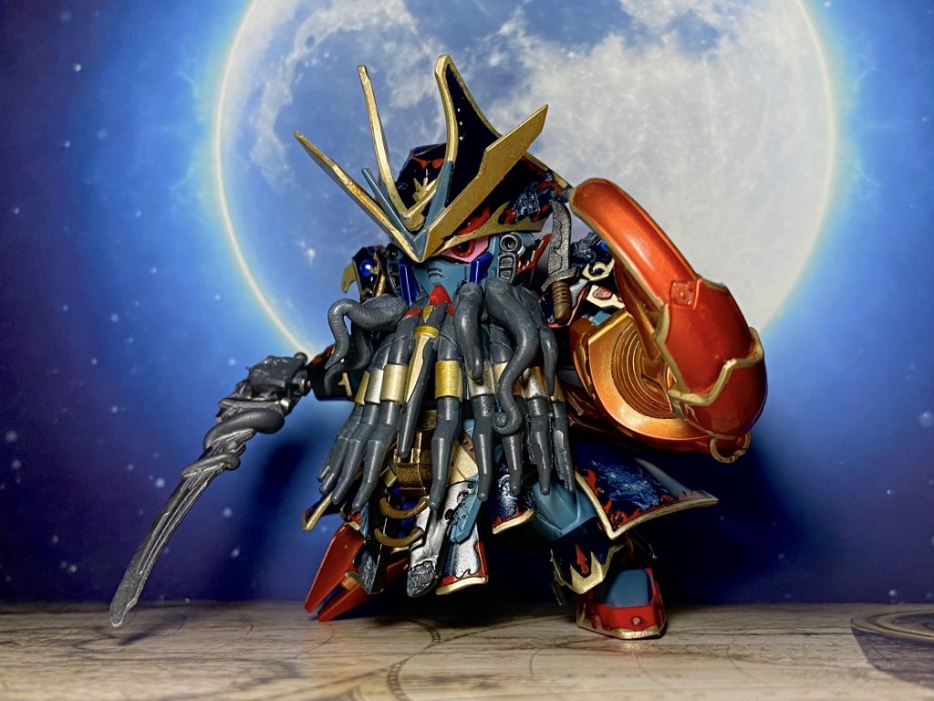 当然モチーフは映画のディヴィジョーンズ✨ヒゲのSDを作成するという謎解きコンペでしたのでエドワードの髪をベースにパテを盛りモッサモサのヒゲを仕上げました!作ってる最中はヒゲの強くなったただのベンおじだったので、ダイナミックな色変をしたくなり、懐かしの元祖SD、コマンダーガンダムv2の意匠を盛り込んでみました!瞳は元は目が緑なのですが悪っぽさ優先でピンクにしました!