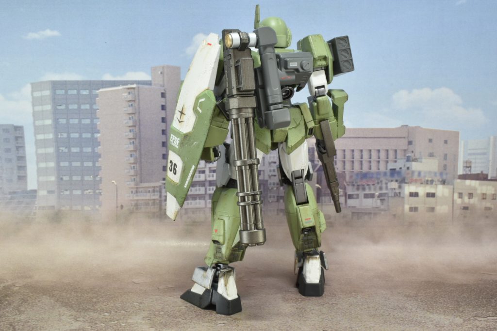 背面ストライカーパックによるビームガトリングガンを懸架しています。