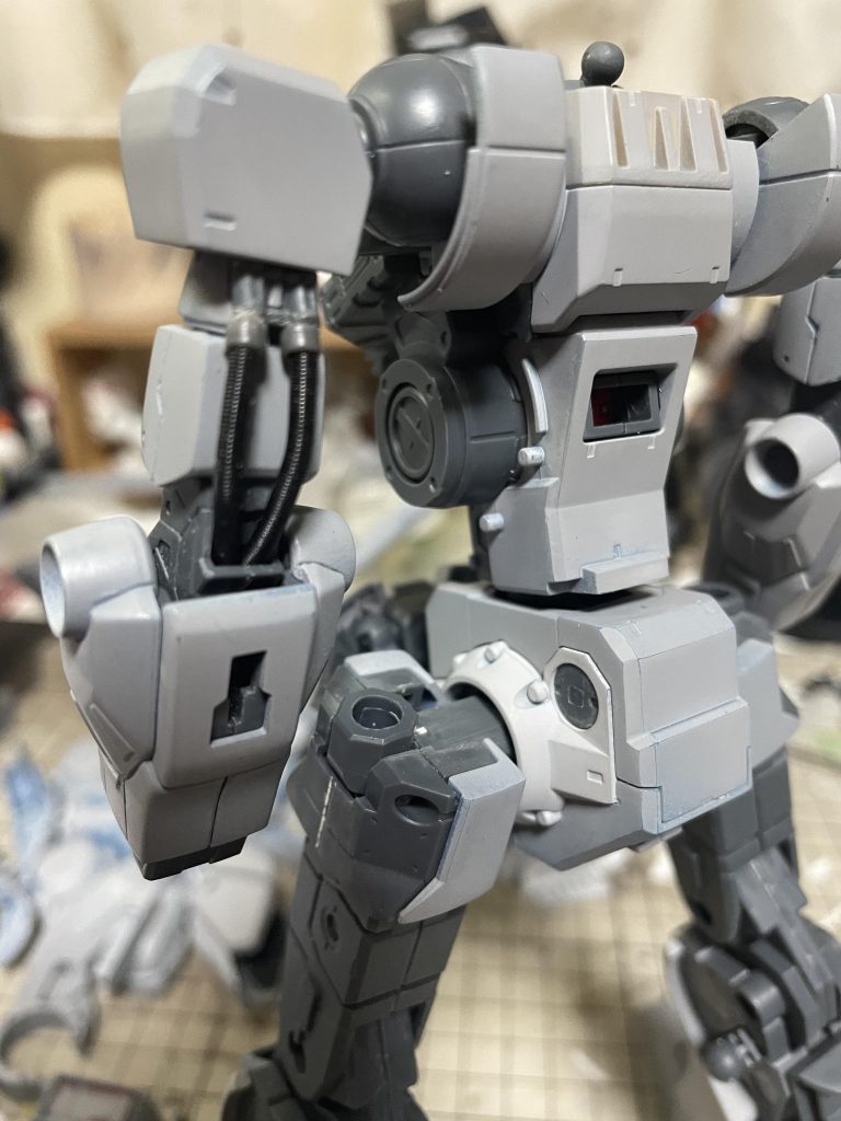 腕のケーブルを市販のスプリングに置き換えたりしたり。