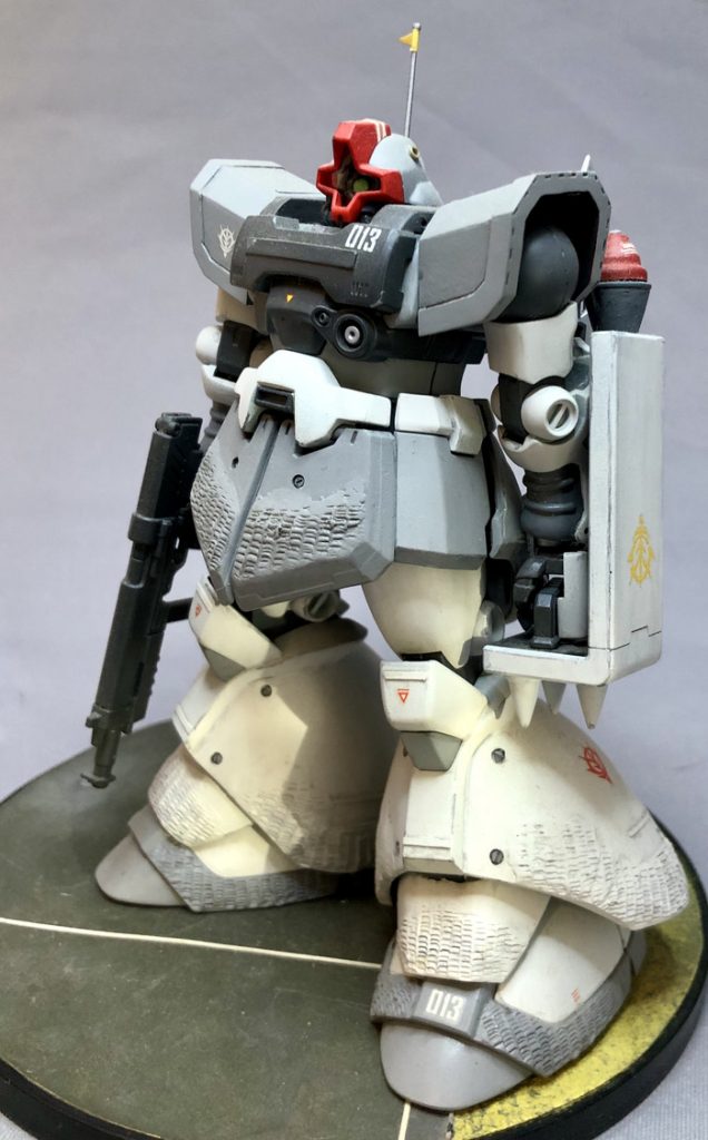 リックドムIIのらっきょみたいな形状の肩がどうに好きになれず、肩アーマーを旧キットMSVドムトロピカルテストタイプから移植しました。そのまま付けても味気ないので厚みを増して、断面には増加装甲的なディテールが出るようにしてみました。この肩のおかげで大分地上仕様に見えるようになったかと思います。