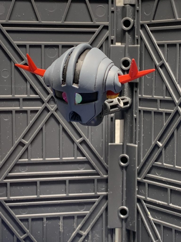 ジオングはストレート製作。モノアイに偏光シール貼ってます