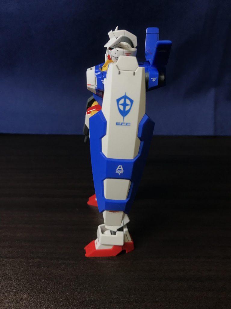 サイド左。デカールを極力少なくしながら、胸部コクピット周りは、アピールを強めたかった！