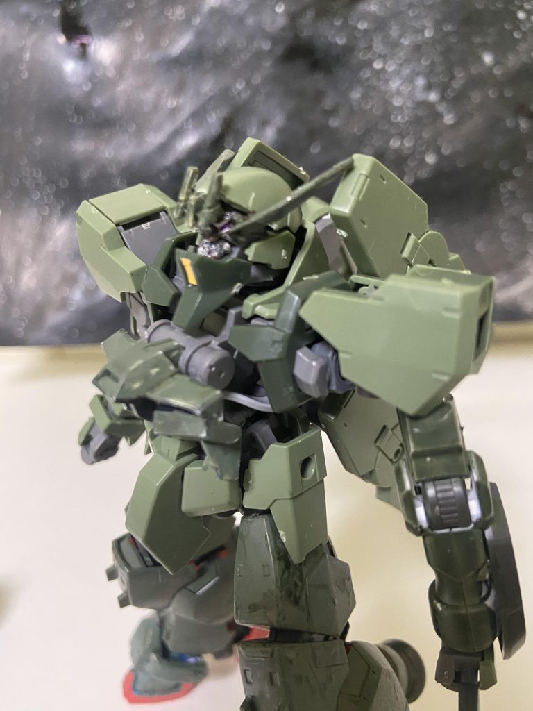 機体頭部グレイズの特徴的なセンサー部(言わゆるモノアイ)の部分をツインアイに変更見づらいですがアスタロトオリジンのパーツを取り付けて顔を作っています眼のパーツはジンクスIIIのものをそのまま貼り付けています。