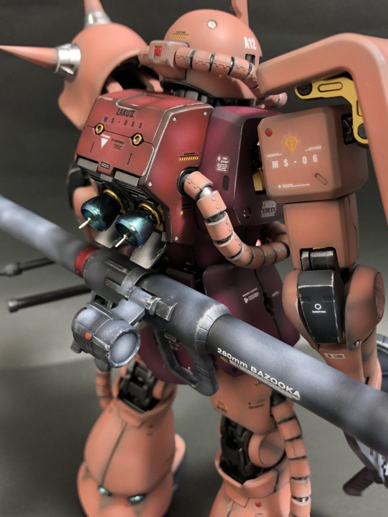 バックパックはサザビーレッドを使いました。ブライトレッドと迷いましたが、明る過ぎず、暗過ぎずこちらで良かったかもしれません。バズーカを腰部にマウントするとバックショットも迫力あります🤗