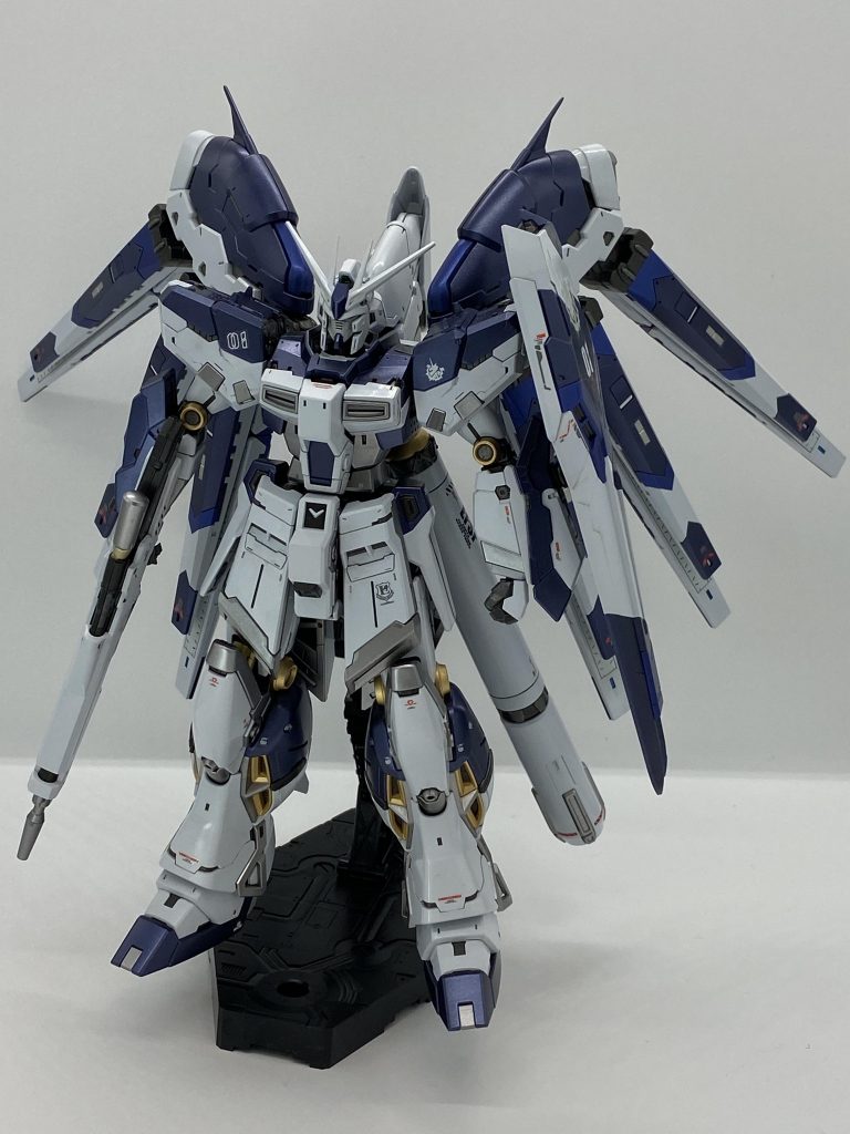 現時点でRG νガンダムの水転写デカールで使えるものは使って、HG用のガンダムデカールをシールドや肩などに使ってます。2021年12月には純正のガンダムデカールが発売されるので、各種ライン系をもうちょっと足す予定ですが、これだけでも十分なキットなのでアップした次第です。