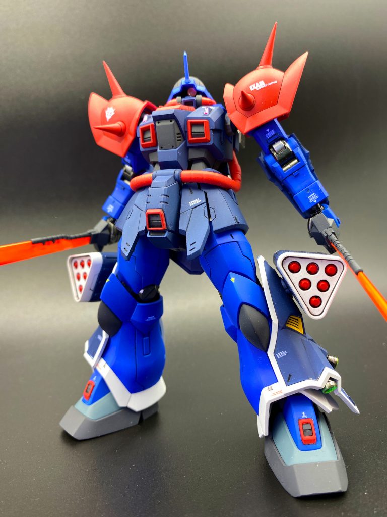 各部バーニアは縁を薄く削って内側は蛍光イエローで塗装しています。背中のバーニアはジャンクパーツから持ってきて大型化、元のパーツはスネ横に移植しました。