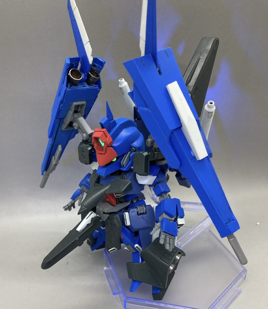 まずはギャプランアーマーをまとった状態から。ブラックライトでモノアイとセンサーは発光します。